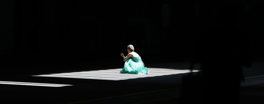 扣图合成优化对比：左侧为未加阴影和色调匹配的生硬合成效果，右侧为加入投影、环境光溢出和色温匹配后的自然融合效果，差距明显